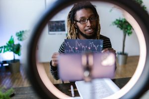 How Bloggers Use AI to Analyze Competitor Content in Minutes