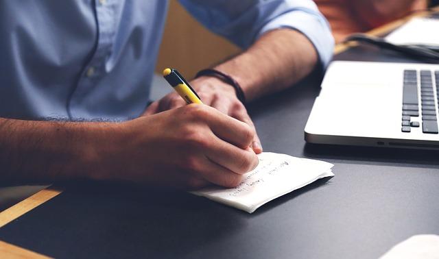 Strategies for Combining Human Creativity with AI Assistance in Blogging